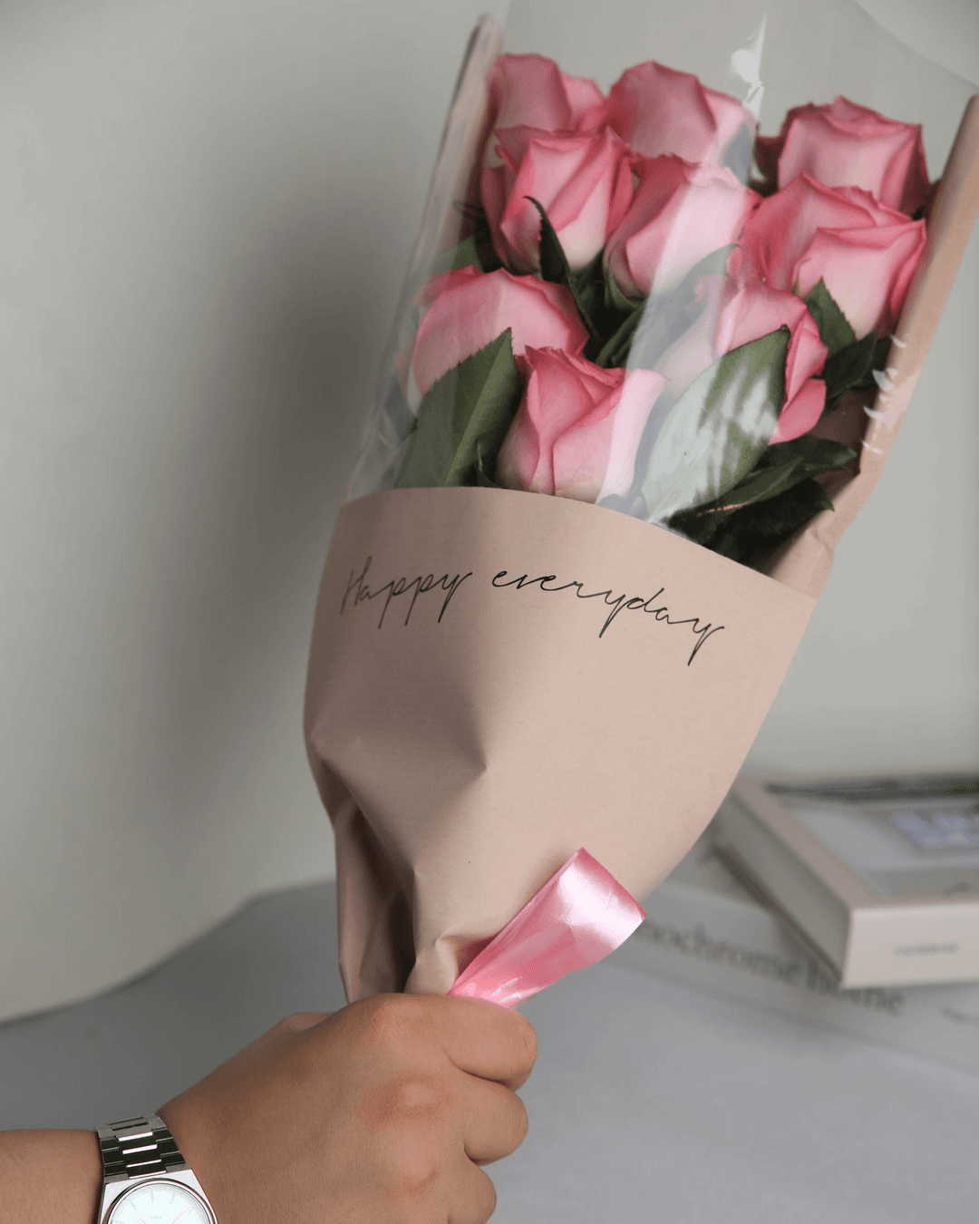 Ramo de rosas rosadas en envoltura transparente